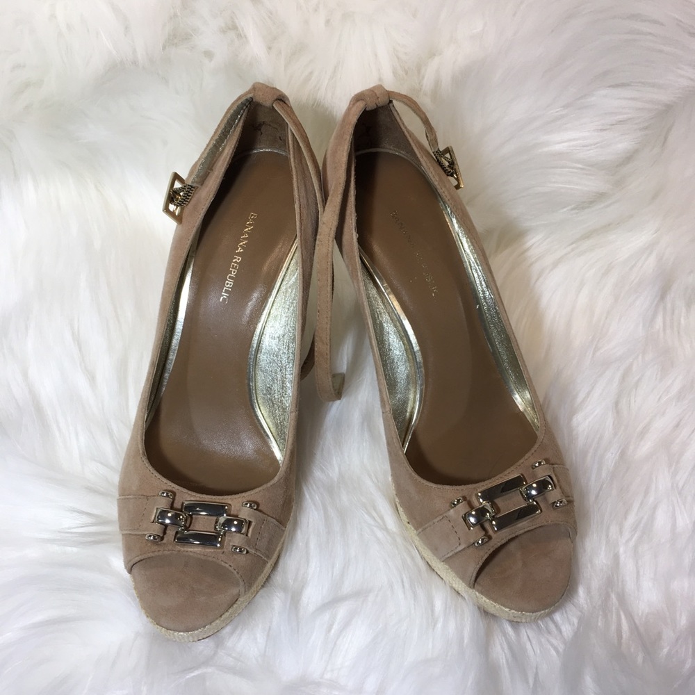 Banana Republic tan wedged heels w/ straps 6